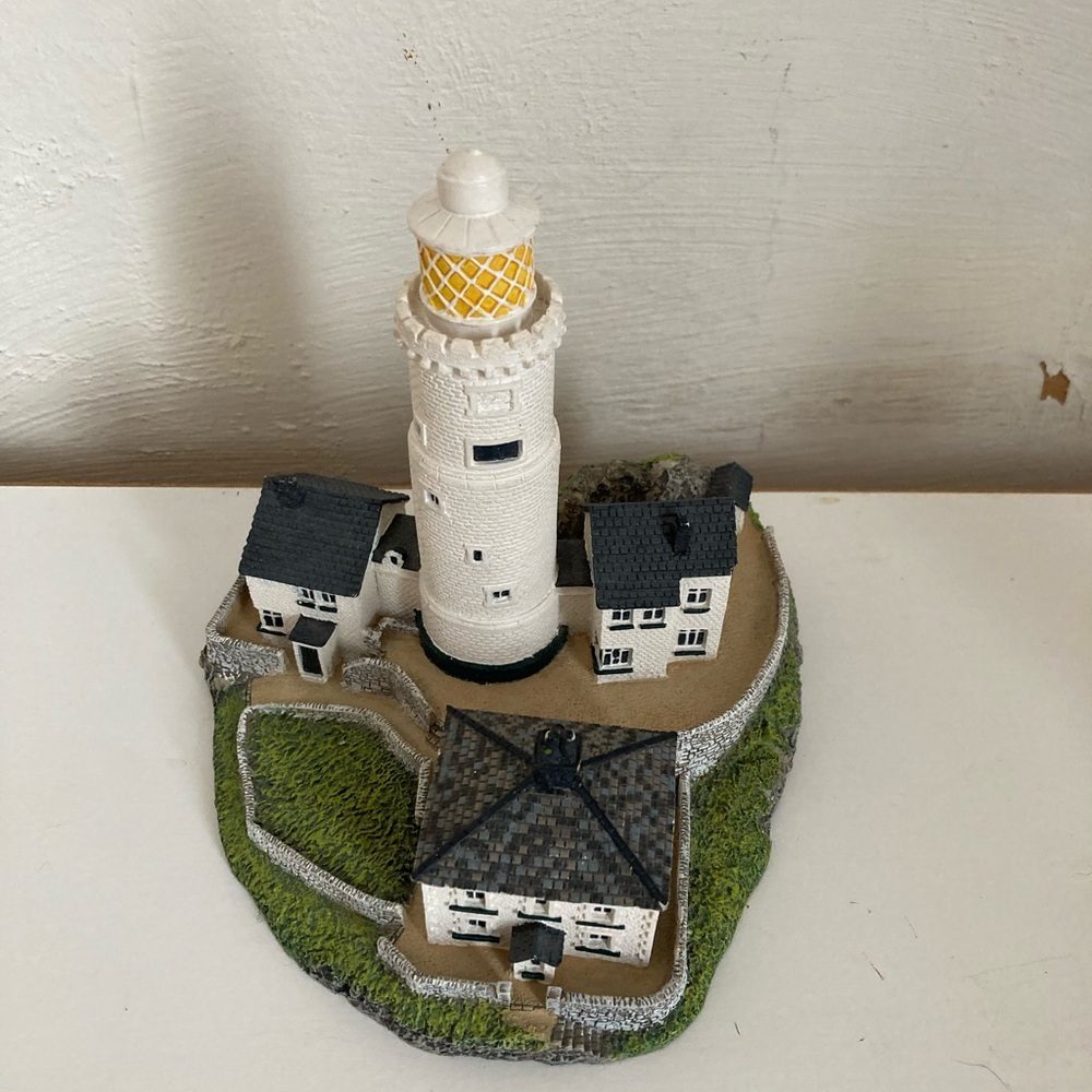 Danbury Mint White Lighthouse with Yellow Lantern and Dark Gray Roofs - Picture 3 of 4